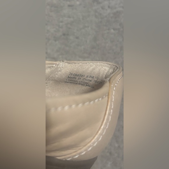 Clarks Women's Cream Loafers Size 9.5 - Picture 9 of 9